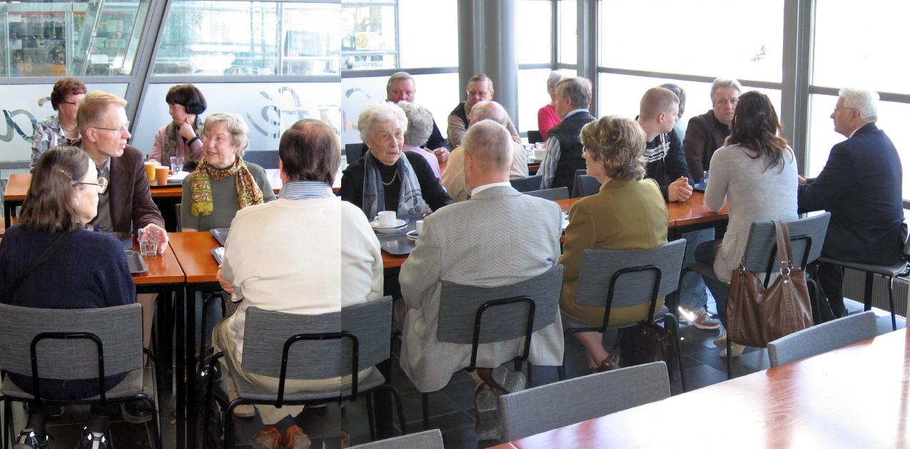 Kahvilla ennen kokousta. Yhteiskuva