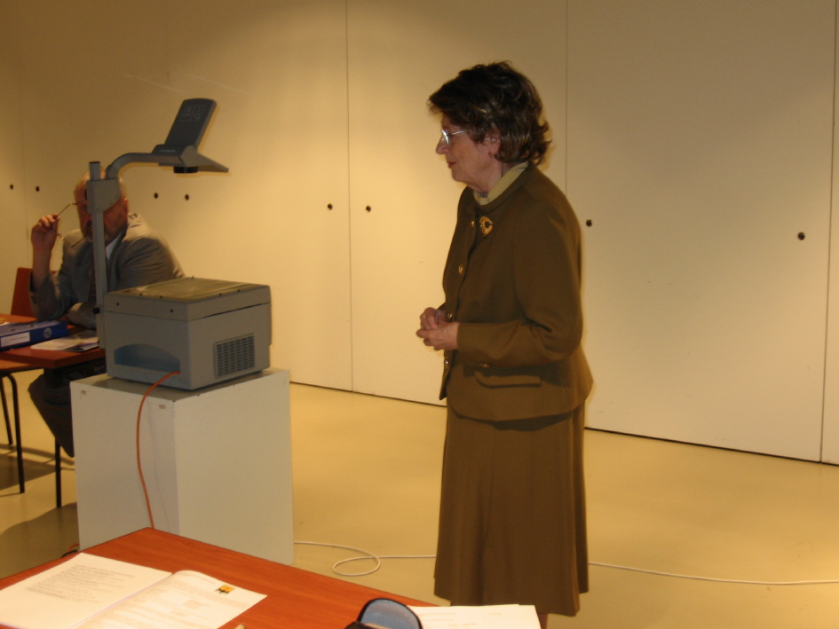 Seuran esimies Anja Tiilikainen-Piimies alustaa kokousta