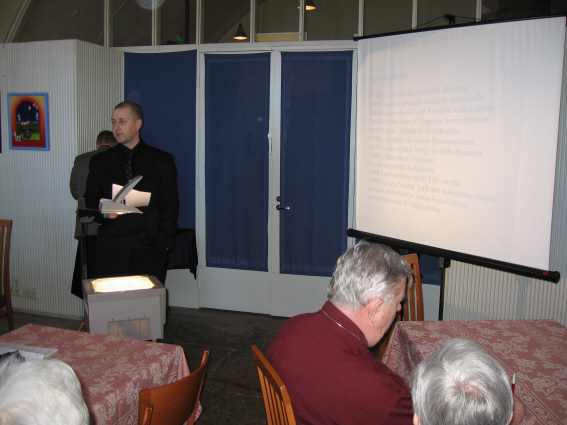 Toni alustaa kokousta